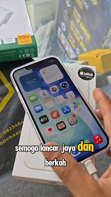 Pelanggan menerima iPhone